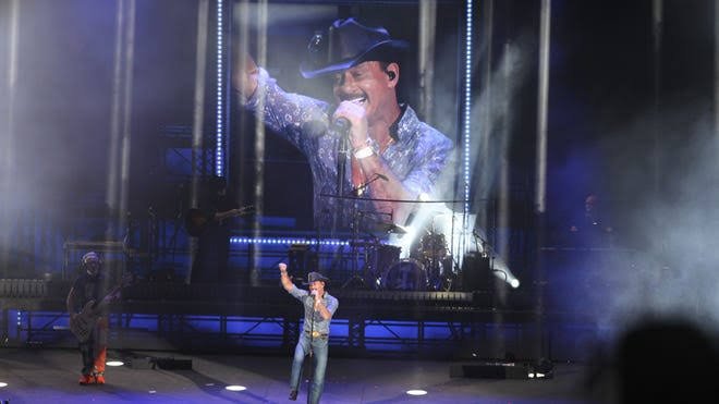 Tim Mcgraw Falls On Stage — recent news image for a rising United States search trend